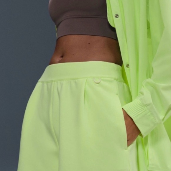 NWT Nike Women's 24.7 ImpossiblySoft
Dri-FIT 4" Shorts new with tags! - Picture 3 of 8